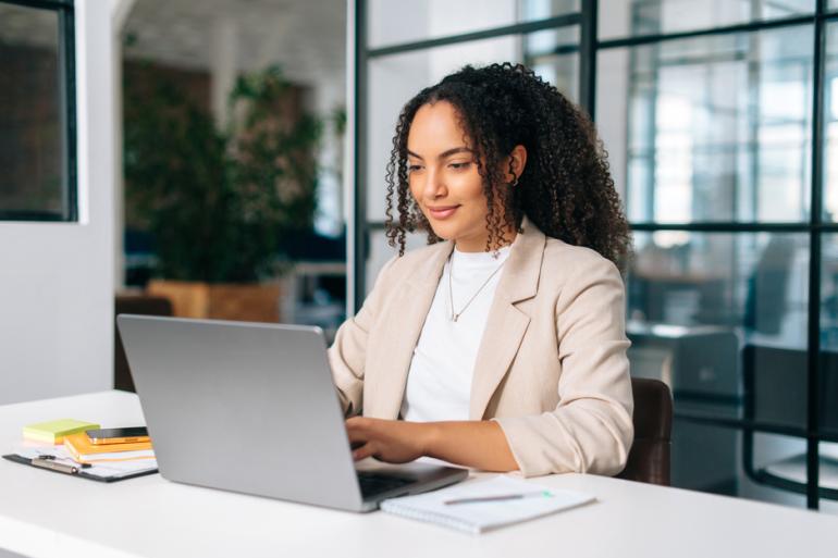 Mujer trabajando frente a un computador